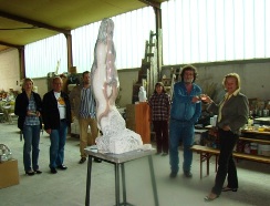 Destan Gashi mit Gästen im Atelier